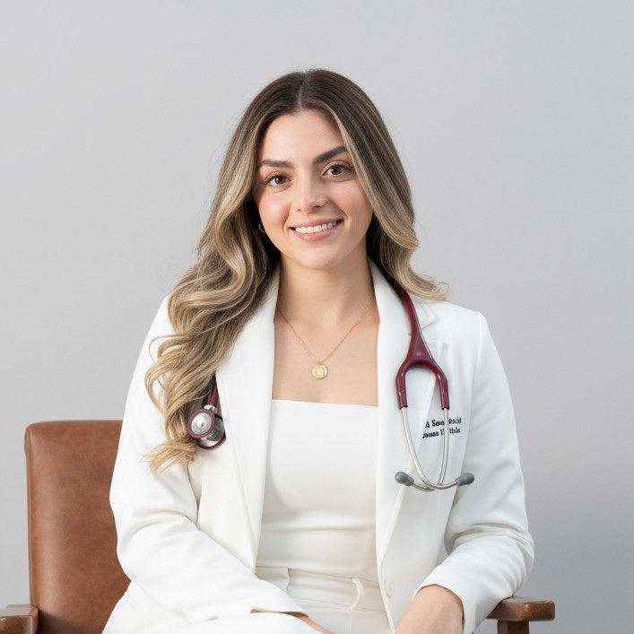 Retrato de la Dra. Fernanda Mata sonriendo, con bata blanca y estetoscopio